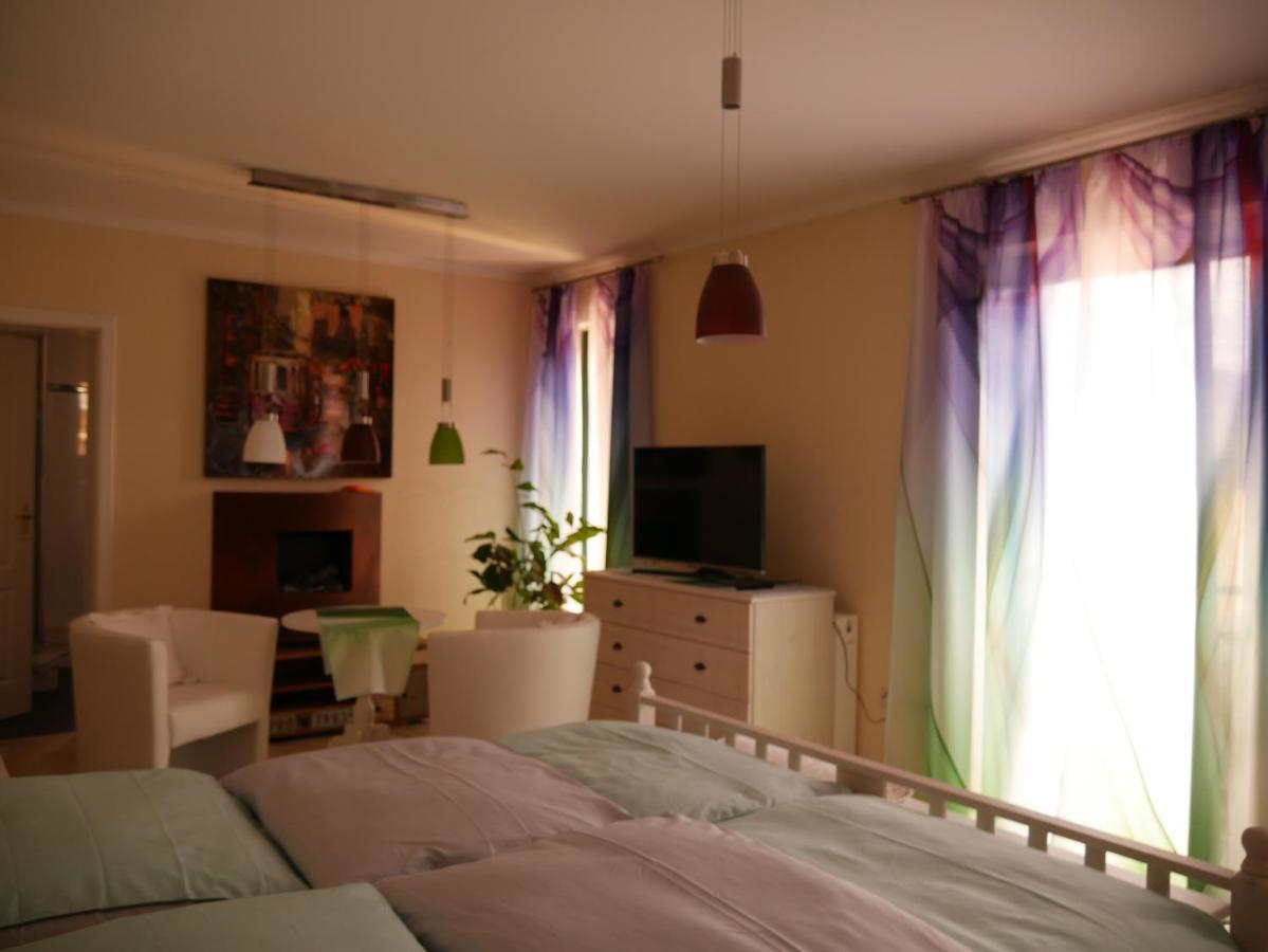 Ferienzimmer Weltenbummler,라인스베르크 외부 사진